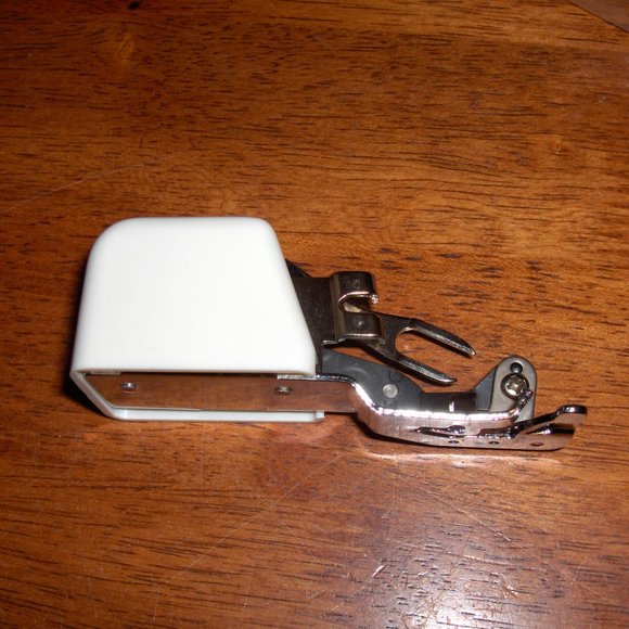 Side Cutter 2 Zig Zag Sewing Machine Attachment. Model R-CT 10 - Picture 9 of 9